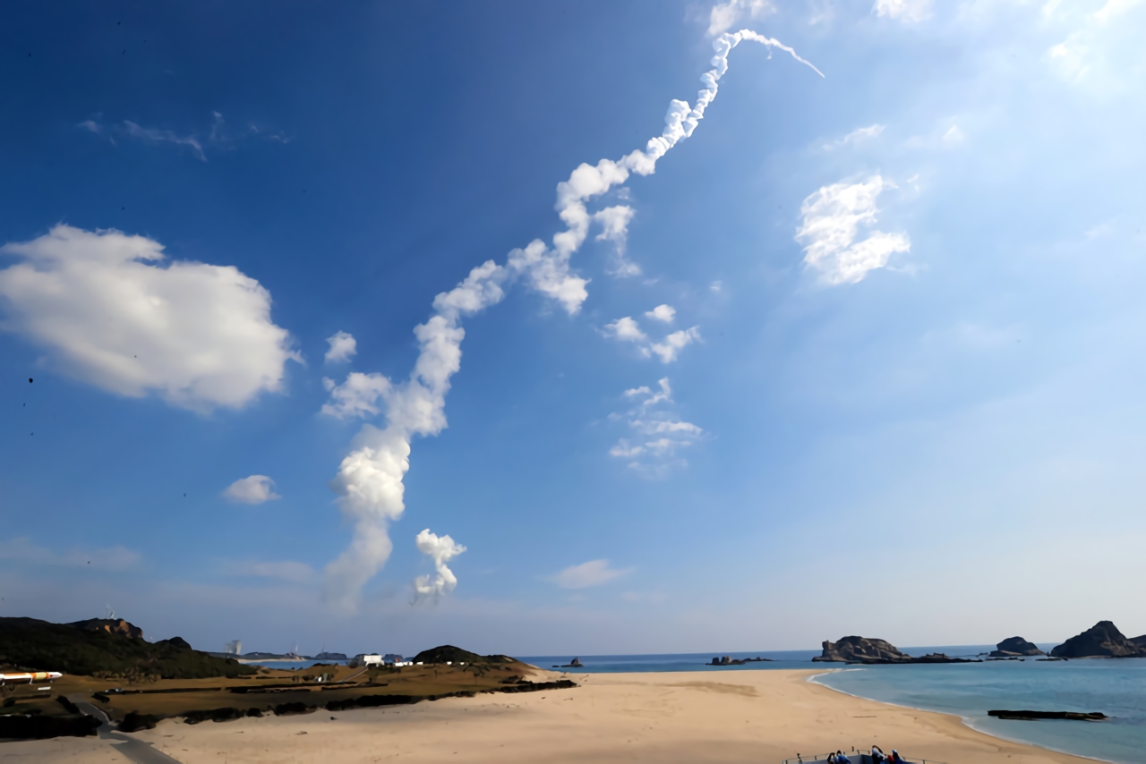 打ち上げられたH3ロケット初号機=2023年3月7日午前10時39分、鹿児島県の種子島宇宙センター、吉本美奈子撮影