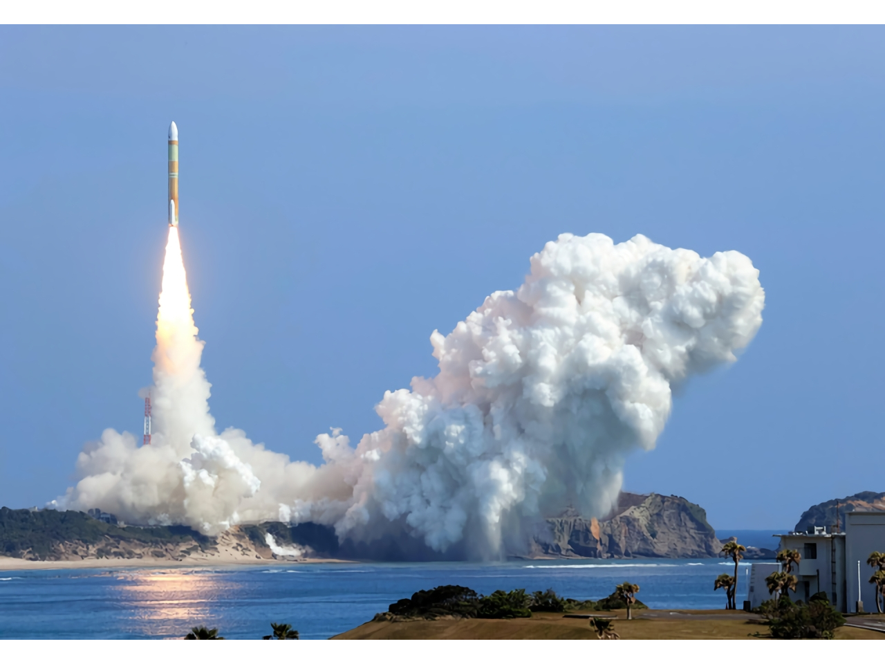 打ち上げられたH3ロケット初号機=2023年3月7日午前10時37分、鹿児島県の種子島宇宙センター、吉本美奈子撮影