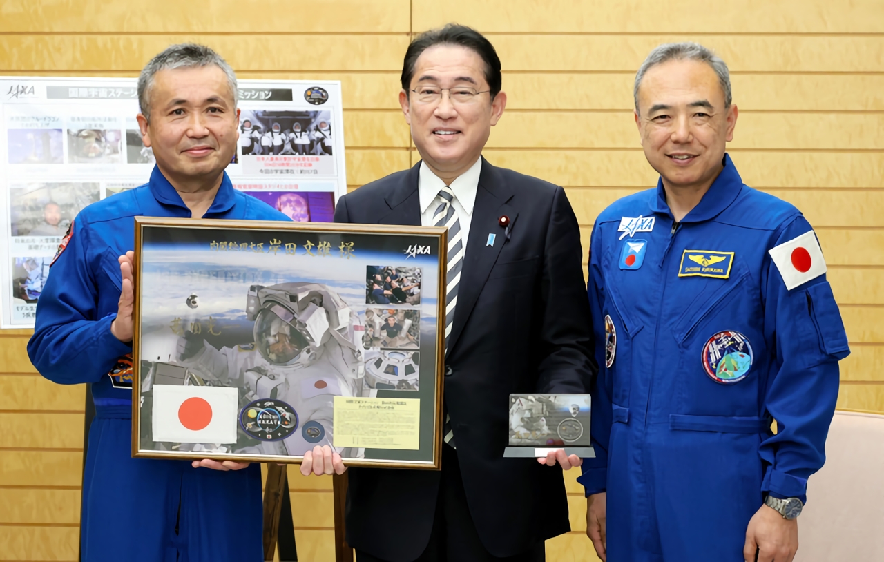 宇宙飛行士の若田光一さん（左）と古川聡さん（右）の表敬訪問を受ける岸田文雄首相=2023年5月17日午前11時19分、首相官邸、上田幸一撮影