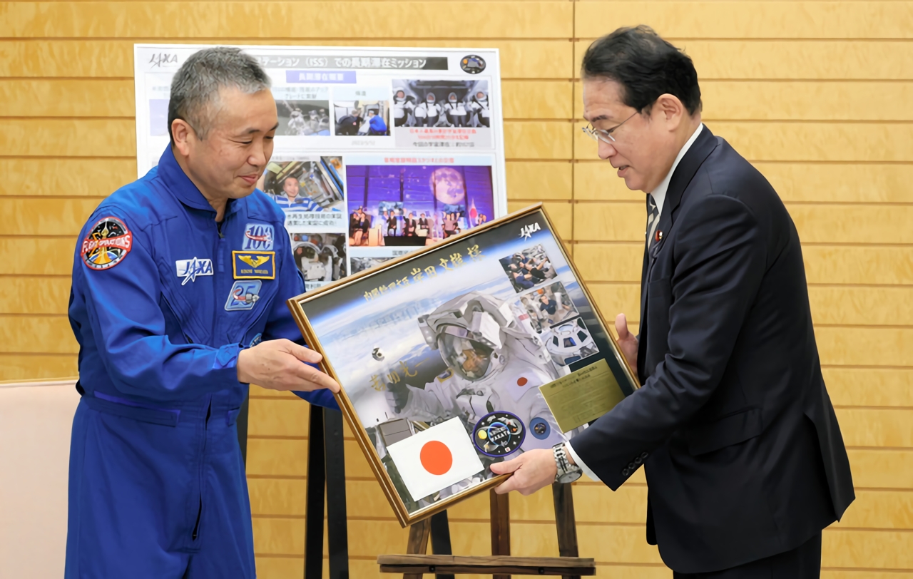 宇宙飛行士の若田光一さん（左）から記念品を贈られる岸田文雄首相=2023年5月17日午前11時18分、首相官邸、上田幸一撮影