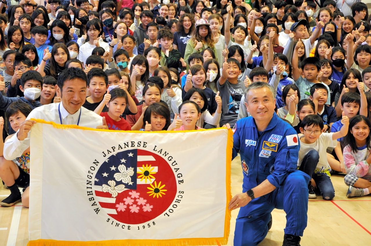 ワシントン日本語学校での「特別授業」後に、子どもたちと記念撮影をする宇宙飛行士の若田光一さん（右）と宇宙飛行士候補の諏訪理さん=2023年6月10日、米メリーランド州、望月洋嗣撮影