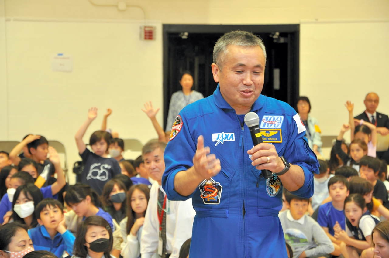 ワシントン日本語学校での「特別授業」で、子どもたちの質問に答える宇宙飛行士の若田光一さん=2023年6月10日、米メリーランド州、望月洋嗣撮影