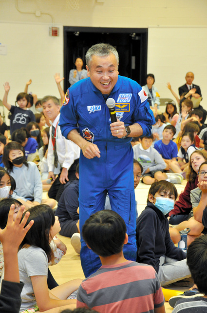 ワシントン日本語学校での「特別授業」で、子どもたちの質問に答える宇宙飛行士の若田光一さん=2023年6月10日、米メリーランド州、望月洋嗣撮影