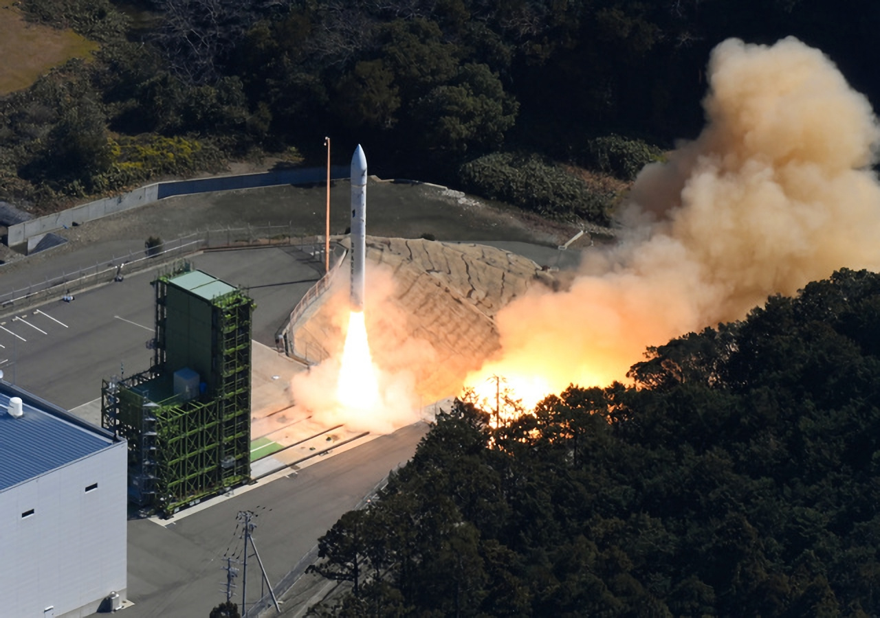 打ち上げられた小型ロケット「カイロス」初号機=2024年3月13日午前11時1分、和歌山県串本町、朝日放送テレビヘリから、遠藤真梨撮影