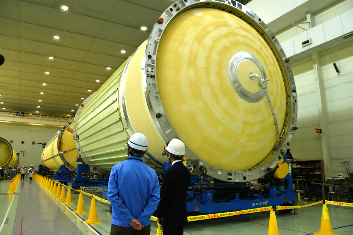 H3ロケットの機体の一部が、報道陣に公開された=2024年3月21日、愛知県飛島村