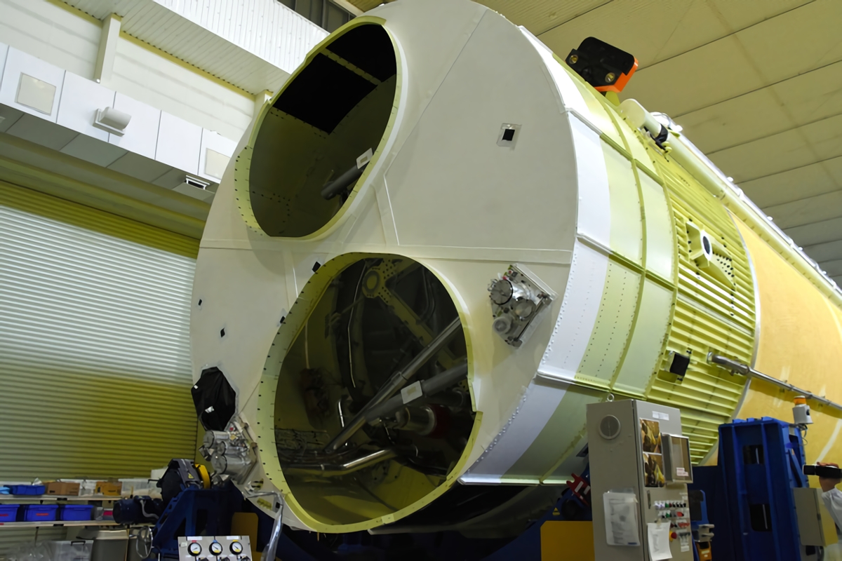 H3ロケット3号機の1段目。穴の部分にエンジンがつく=2024年3月21日、愛知県飛島村