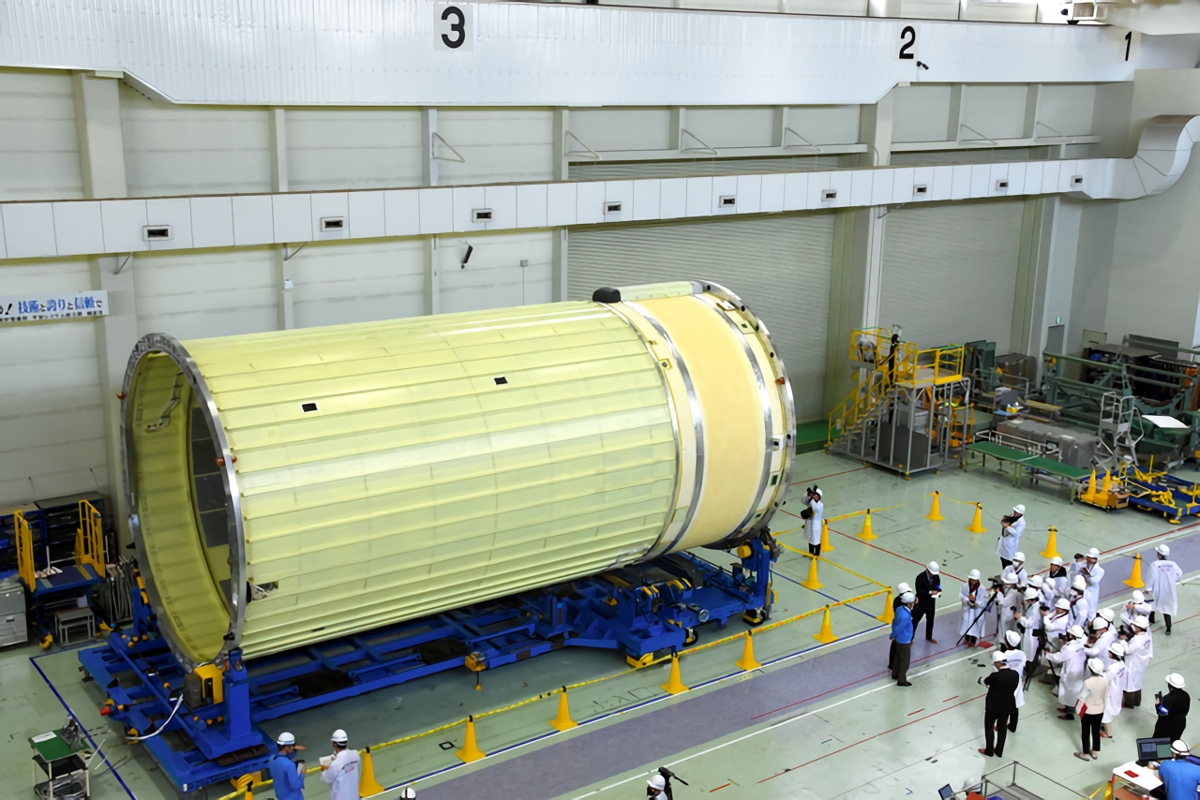 報道陣に公開されたH3ロケットの2段目=2024年3月21日、愛知県飛島村