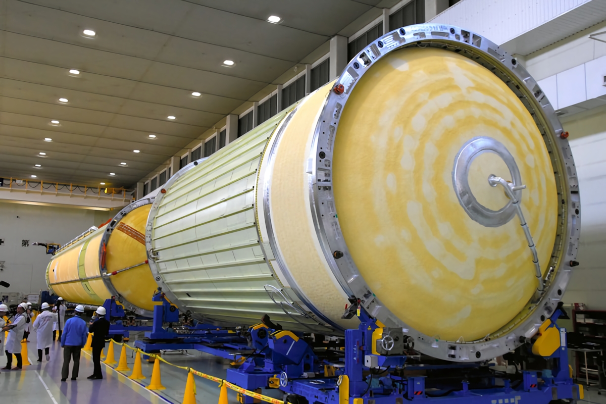 H3ロケットの1段目（奥）と2段目が報道陣に公開された=2024年3月21日、愛知県飛島村