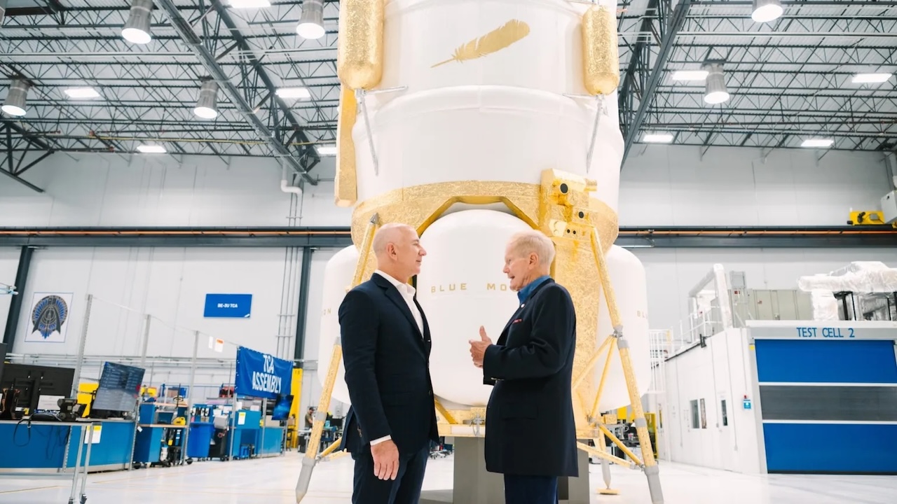 Blue Moonの実物大モックアップの前で話す、Blue Origin創業者のJeff Bezos氏（左）とNASA長官のBill Nelson氏（右）（出典：NASA）