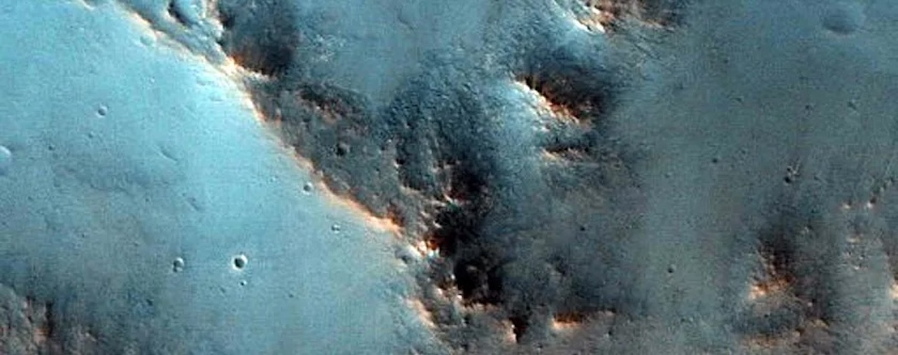 天問3号の着陸候補地となっている、クリュセ平原にあるクレーターの縁。NASAの火星探査機「Mars Reconnaissance Orbiter（MRO）」が撮影（出典：NASA / JPL-Caltech / UArizona）