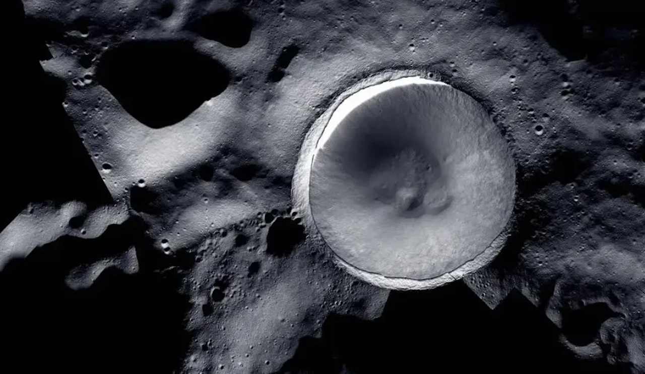 月南極付近のシャクルトンクレーター（出典：NASA / KARI / ASU）
