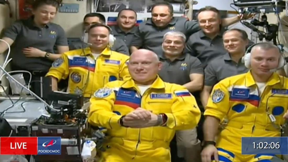 ロシアの宇宙機関「ロスコスモス」が公開した動画のひとコマ。ロシア人飛行士が、ウクライナの国旗と同じ鮮やかな黄色と青のフライトスーツを着用している