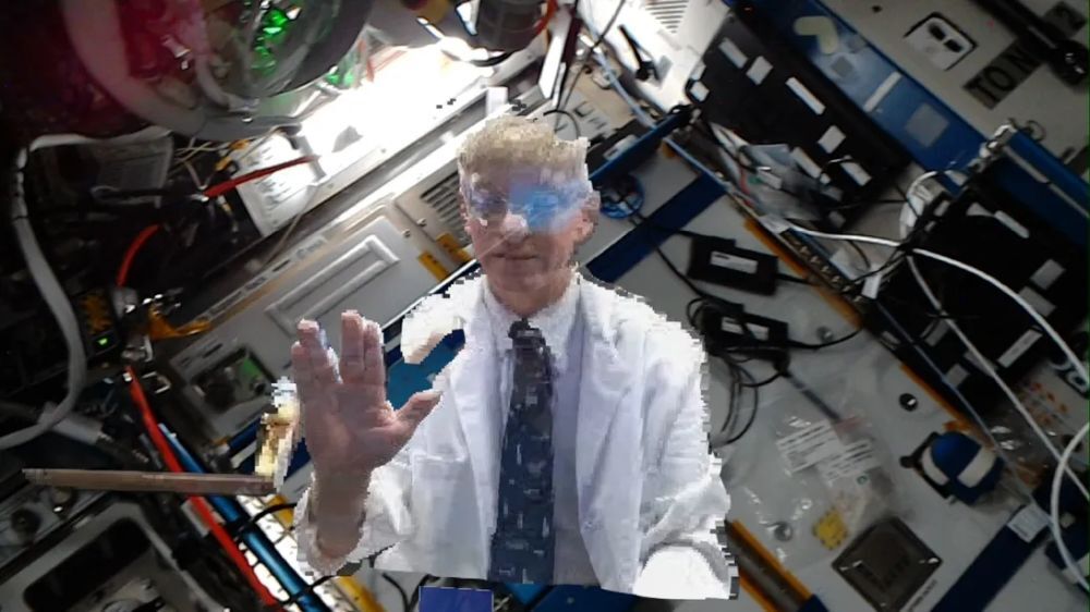 2021年10月8日、国際宇宙ステーションにホロポーテーションされているNASAの航空医Josef Schmid博士が挨拶をする様子（提供：European Space Agency astronaut Thomas Pesquet）