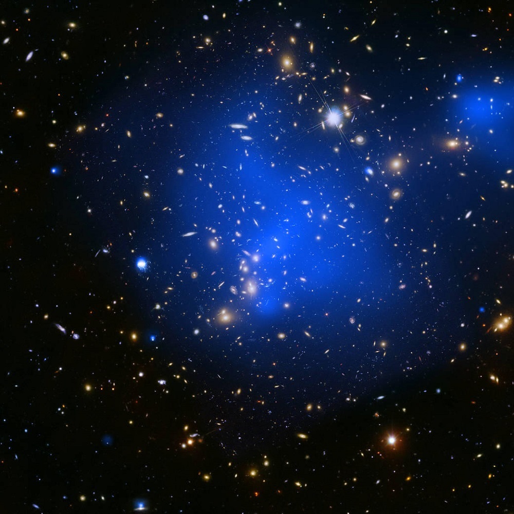 チャンドラX線望遠鏡のX線画像とハッブル宇宙望遠鏡の可視光画像（赤、緑、青）の合成によるアベル2744の画像（提供：NASA/CXC; Optical: NASA/STScI）