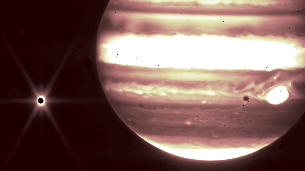 波長2.12マイクロメートルのフィルターを使用してNIRCamで撮影された木星と衛星エウロパ（提供：NASA, ESA, CSA and B. Holler and J. Stansberry (STScI)）