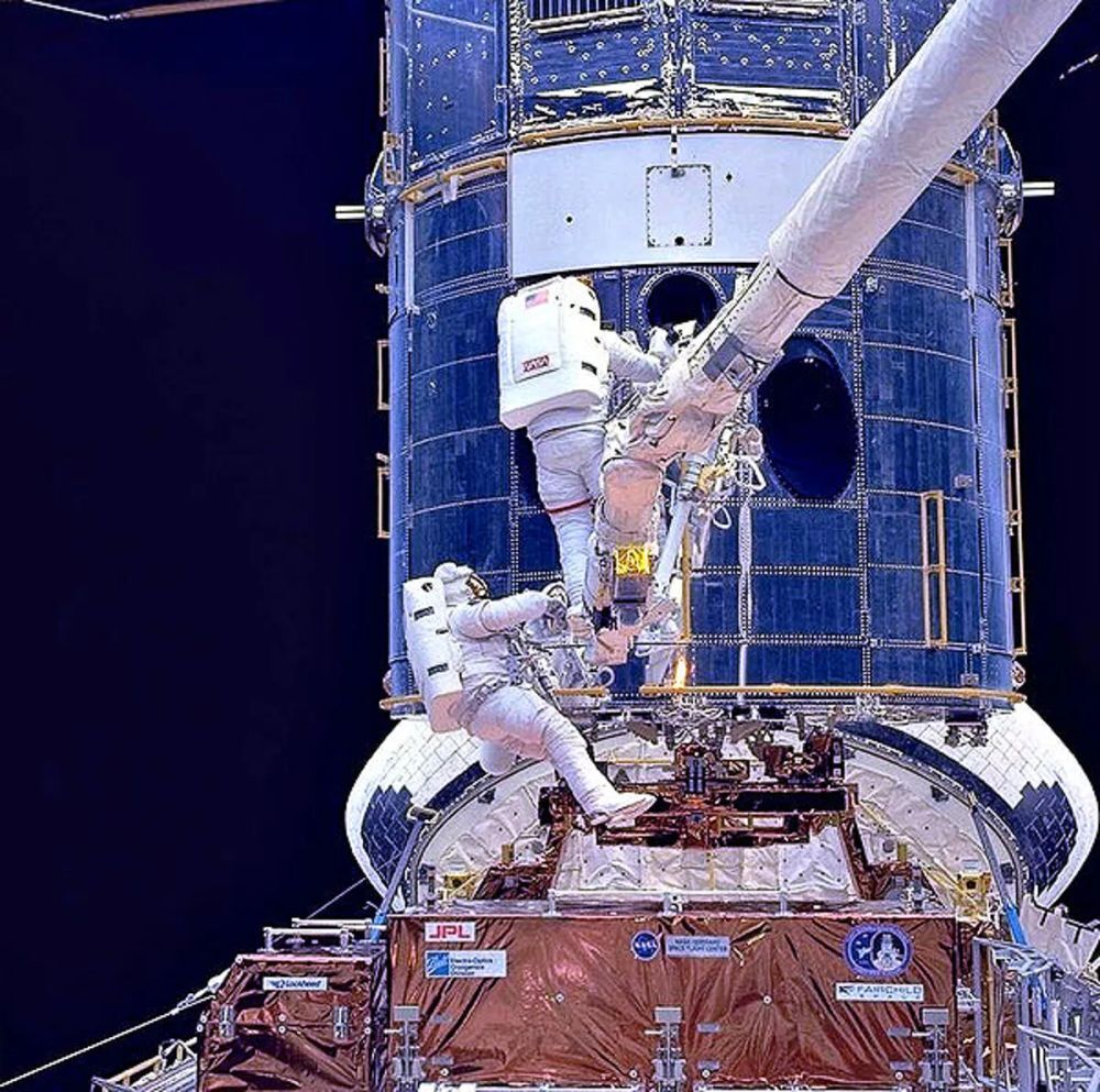 1990年にハッブル宇宙望遠鏡が打ち上げられてからすぐ、光学システムに深刻な問題があったことがわかった。主鏡が間違った形に研磨されていたため、予想よりも大幅に画質が低下していたのだ。画像は、宇宙飛行士がハッブルの修理に取り組む様子（提供：NASA）