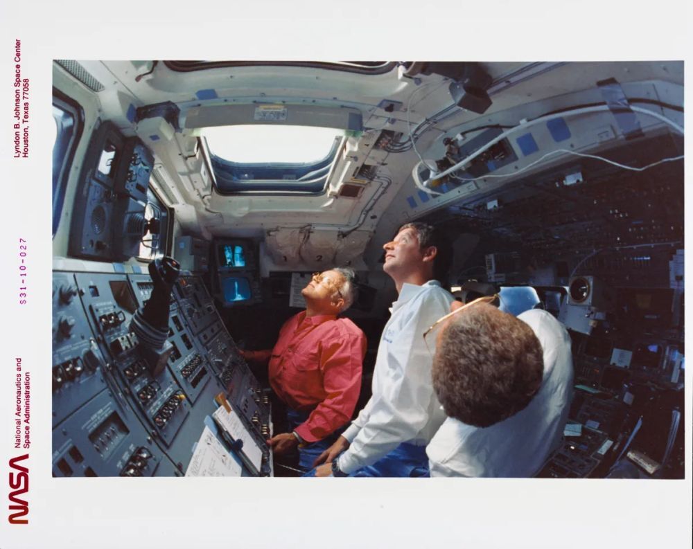 NASAのメンバーは、1990年4月24日から29日まで、スペースシャトルに搭載された車両から、ハッブル宇宙望遠鏡の配備チェックアウト手順を監視していた（提供：Space Frontiers Archives/Getty Images）