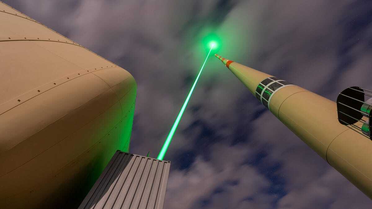 空に向かう緑色のレーザー光線（提供：TRUMPF/Martin Stollberg）