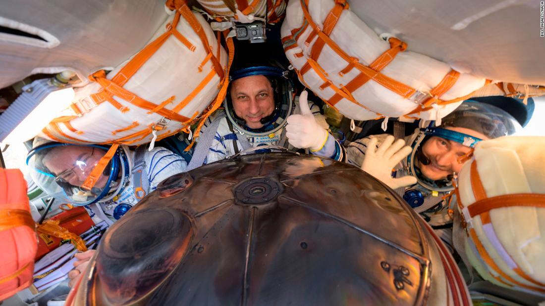 ＮＡＳＡの宇宙飛行士マーク・バンデ・ヘイさん（左）とロシアの宇宙飛行士アントン・シュカプレロフさん（中央）、ピョートル・ドゥブロフさん＝ソユーズＭＳ―１９内