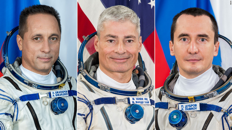 （左から）ロシアの宇宙飛行士アントン・シュカプレロフさん、ＮＡＳＡの宇宙飛行士マーク・バンデ・ヘイさん、ロシアの宇宙飛行士ピョートル・ドゥブロフさん