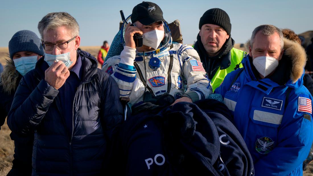 マーク・バンデハイ飛行士は着陸直後に医療テントに誘導された/Getty Images