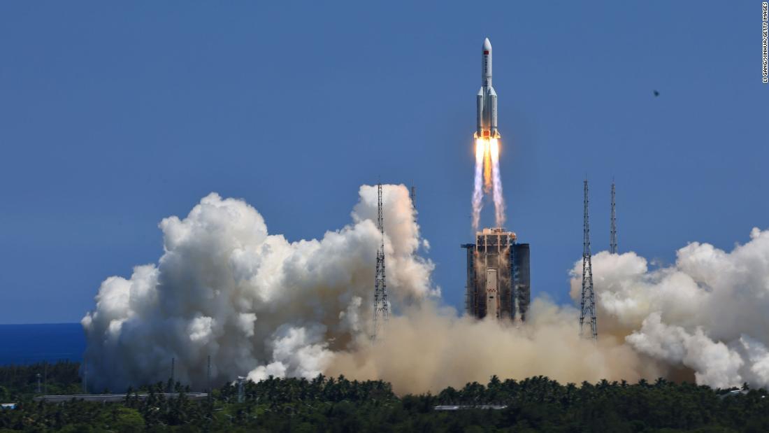 実験モジュール「問天」を搭載した大型ロケット「長征５号Ｂ」は２４日に打ち上げられた/Li Gang/Xinhua/Getty Images