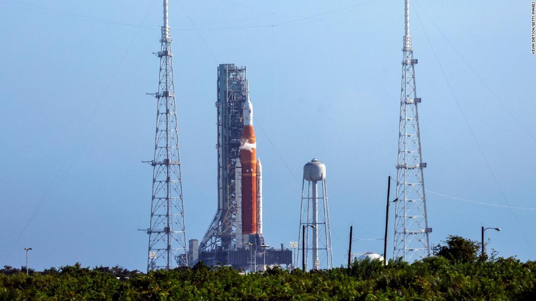 発射台に設置された月探査計画「アルテミス」のロケット＝３日、米フロリダ州ケネディ宇宙センター/Kevin Dietsch/Getty Images