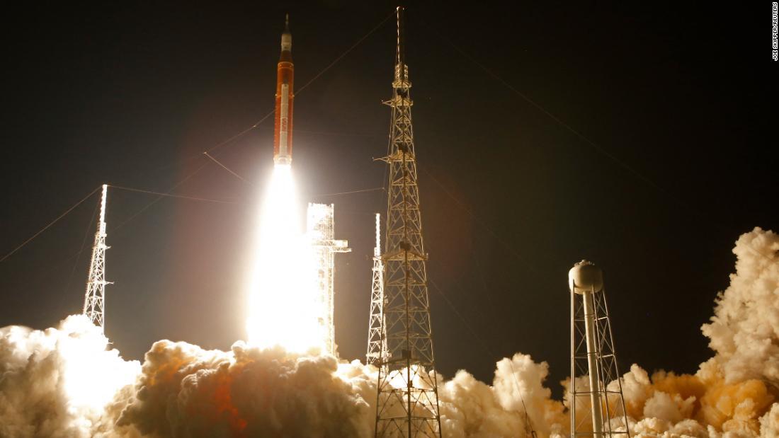 打ち上げられた宇宙船=１６日、米フロリダ州ケープカナベラル/Joe Skipper/Reuters
