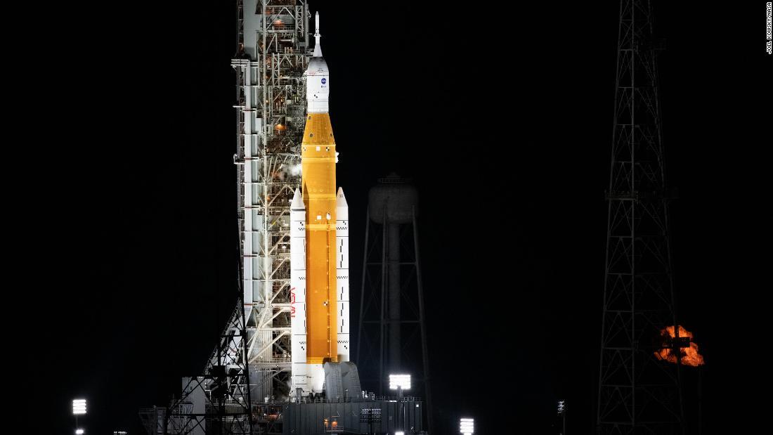 発射装置に設置されたロケット「ＳＬＳ」＝１５日、米フロリダ州ケープカナベラル/Joel Kowsky/NASA