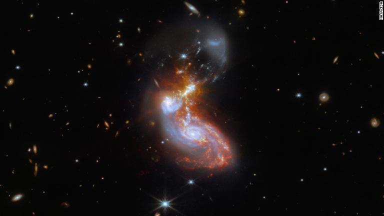 銀河のペア「II ZW96」/NASA/ESA