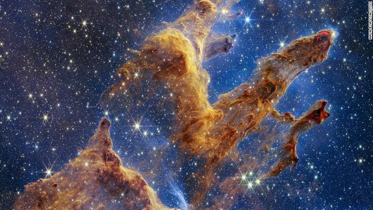 「創造の柱」の高解像度の画像。星間物質とガスでできた3本の柱が伸び、生まれたばかりの星々が輝きを放つ/NASA/ESA/CSA/STScI
