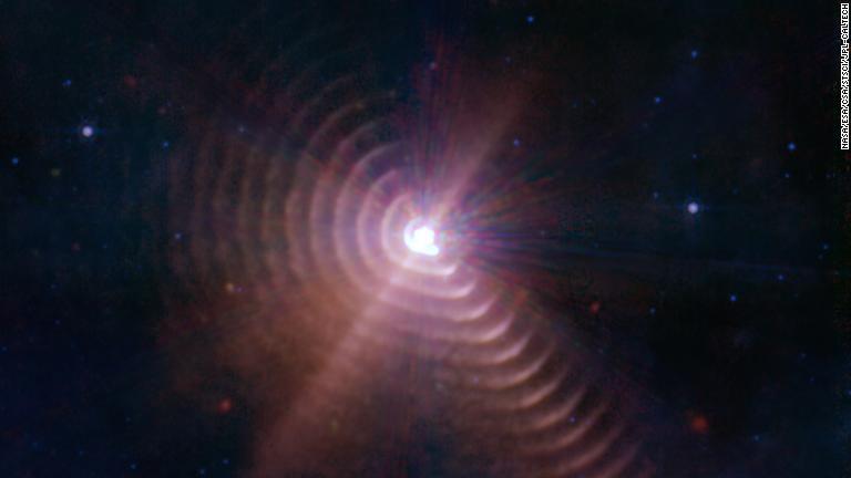 二つの星から発せられたダストリング/NASA/ESA/CSA/STScI/JPL-Caltech
