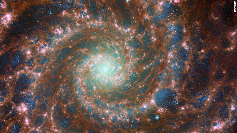 約3200万光年かなたにある渦巻銀河/NASA/ESA