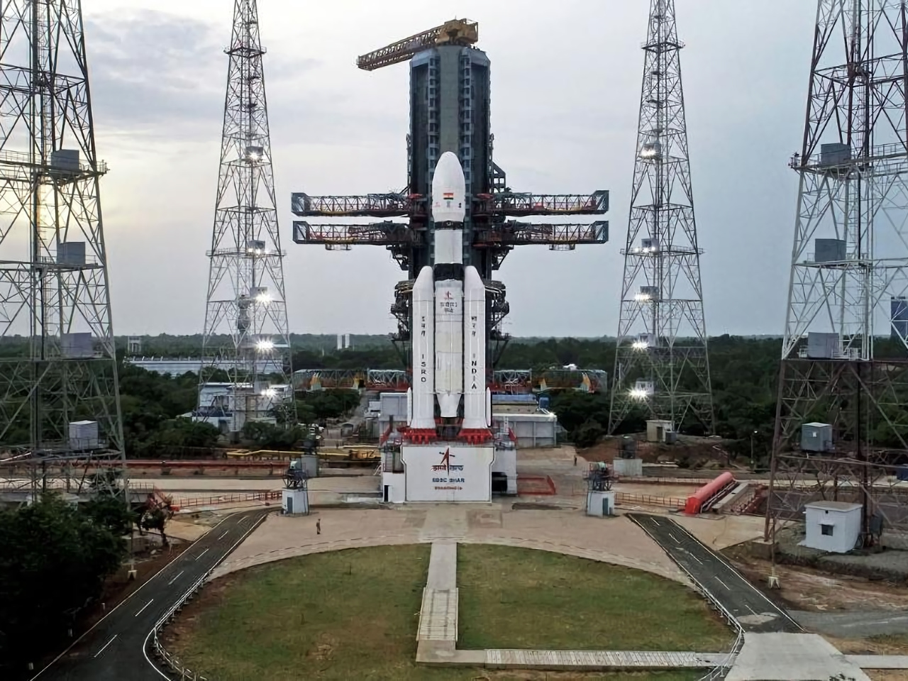 インド、月着陸目指す探査機打ち上げ　成功すれば４カ国目