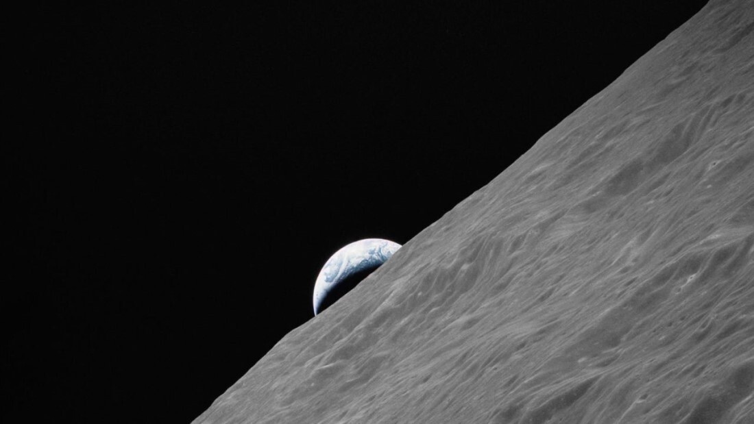 アポロ１７号から撮影された写真。月の地平線から昇る地球が捉えられている/NASA