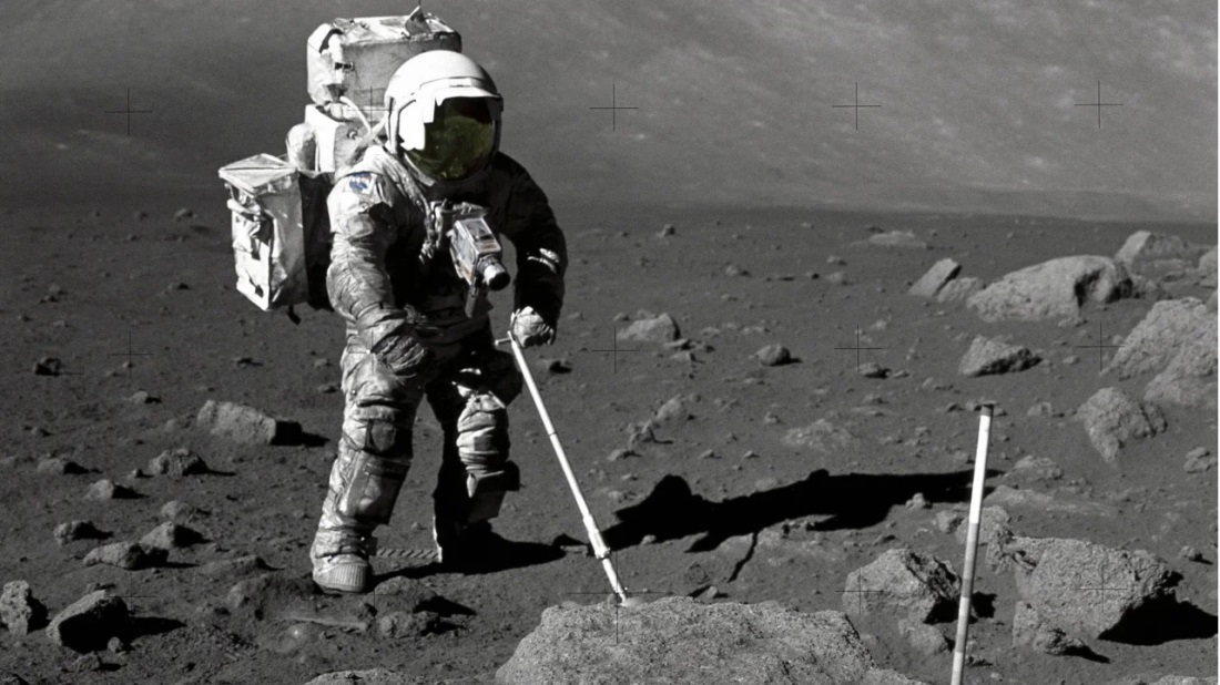 月面で試料の採取を行うアポロ１７号のハリソン・シュミット飛行士＝１９７２年/NASA