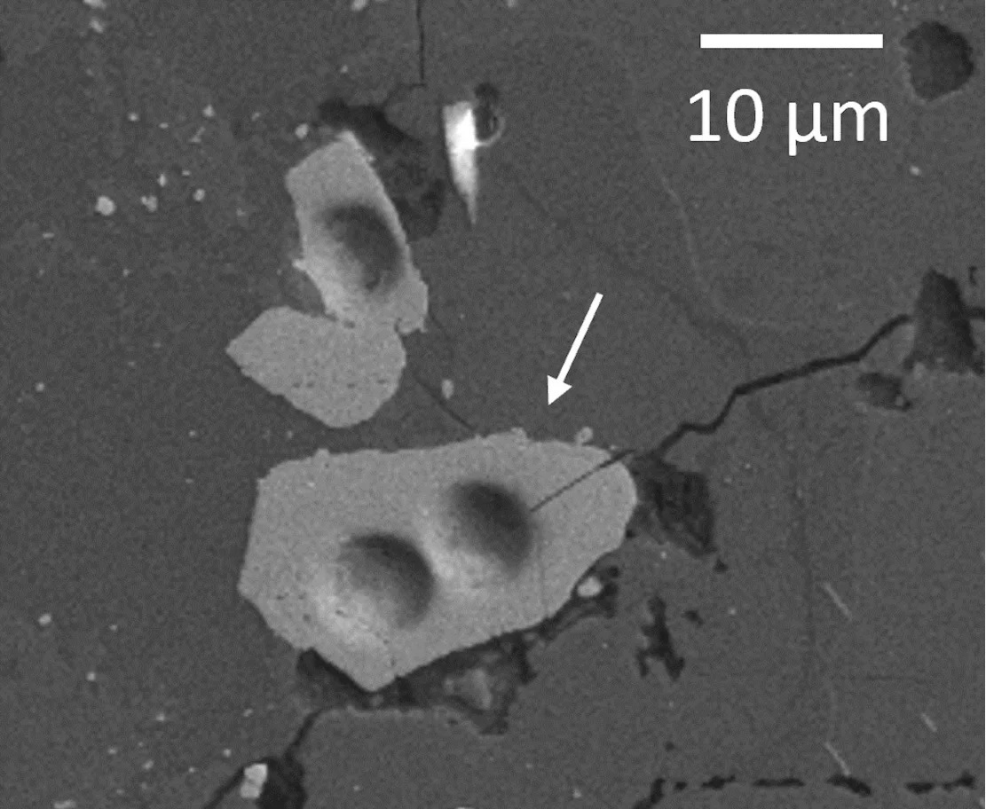 顕微鏡で見るジルコンの結晶/Jennika Greer/Northwestern University