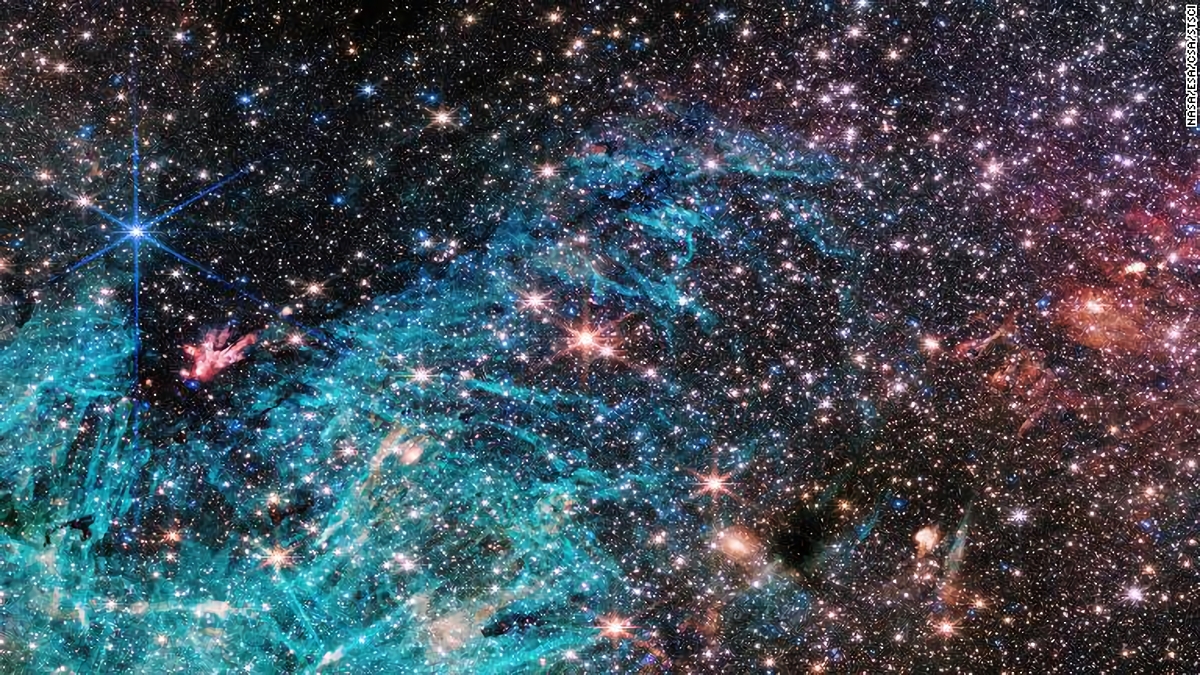 銀河系にある「いて座C」の画像。この中におよそ50万個の恒星が含まれている