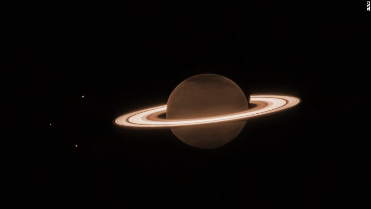 ウェッブ望遠鏡が捉えた土星とその衛星
