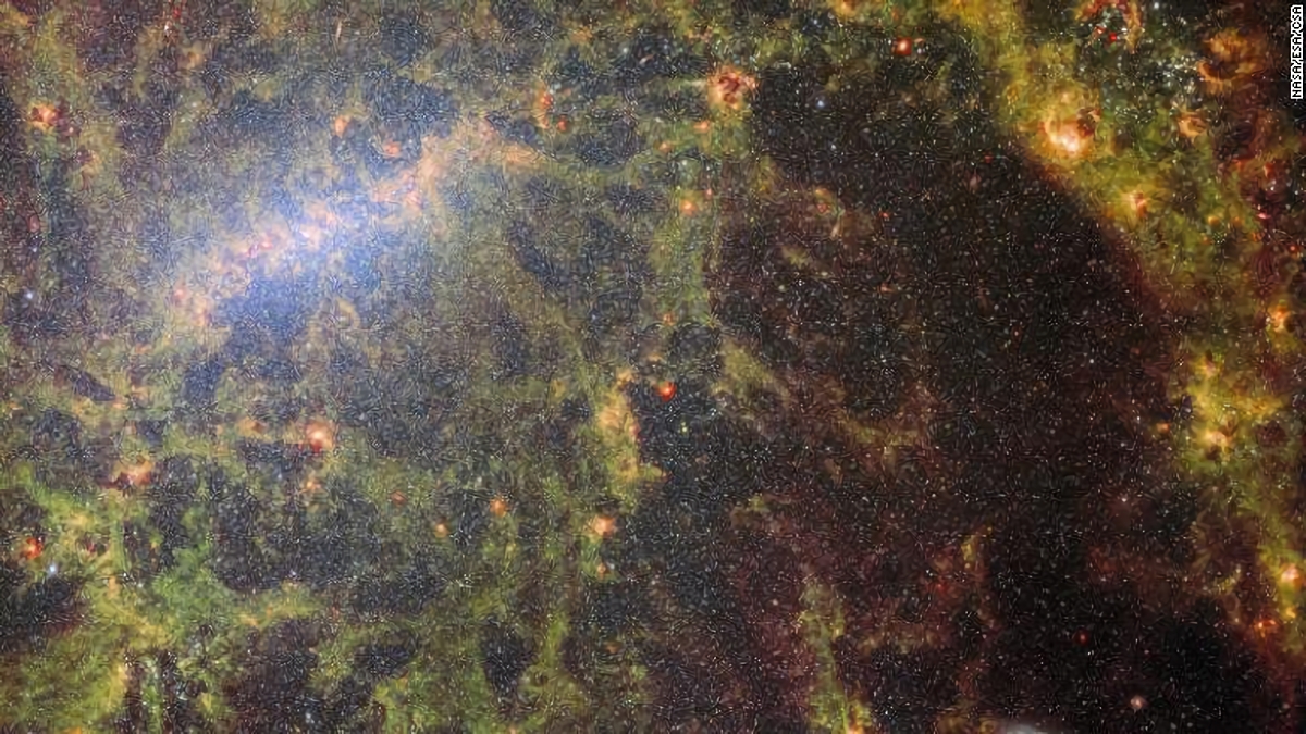 ウェッブ望遠鏡の中間赤外線装置「MIRI」と近赤外線カメラ「NIRCam」で撮影された合成画像。棒渦巻銀河「NGC 5068」の恒星やちりを捉えている