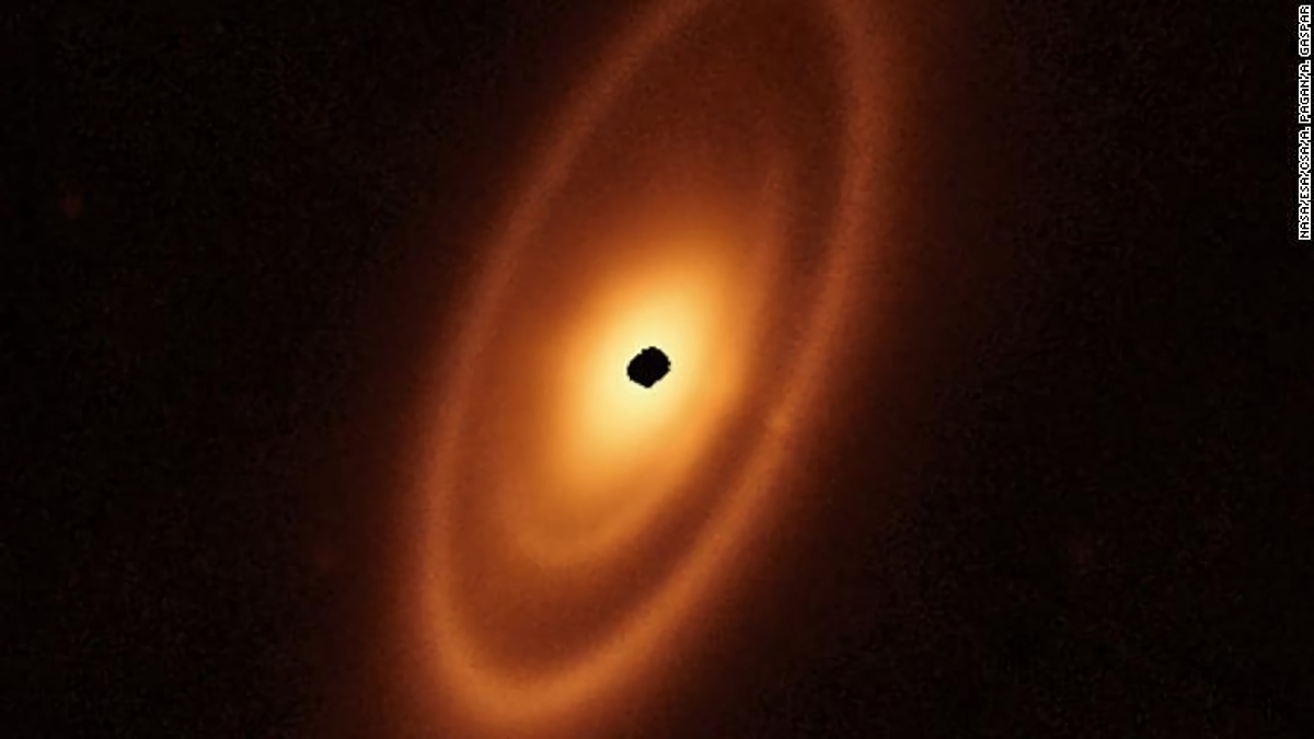 地球から25光年離れた位置にある若い恒星「フォーマルハウト」を取り巻くちりの輪