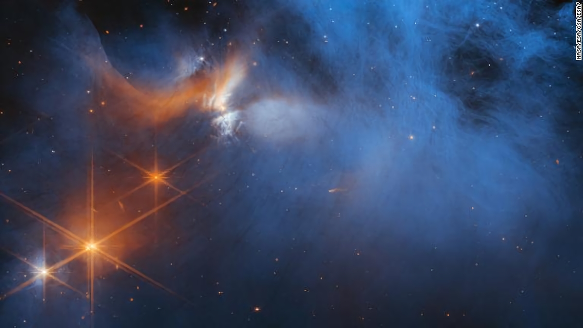 「カメレオン座 I」の暗い分子雲を通して恒星が輝く様子