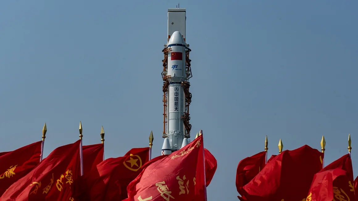発射場で待機するロケット「長征７号」＝２０２３年５月/Li Junhong/VCG/Getty Images