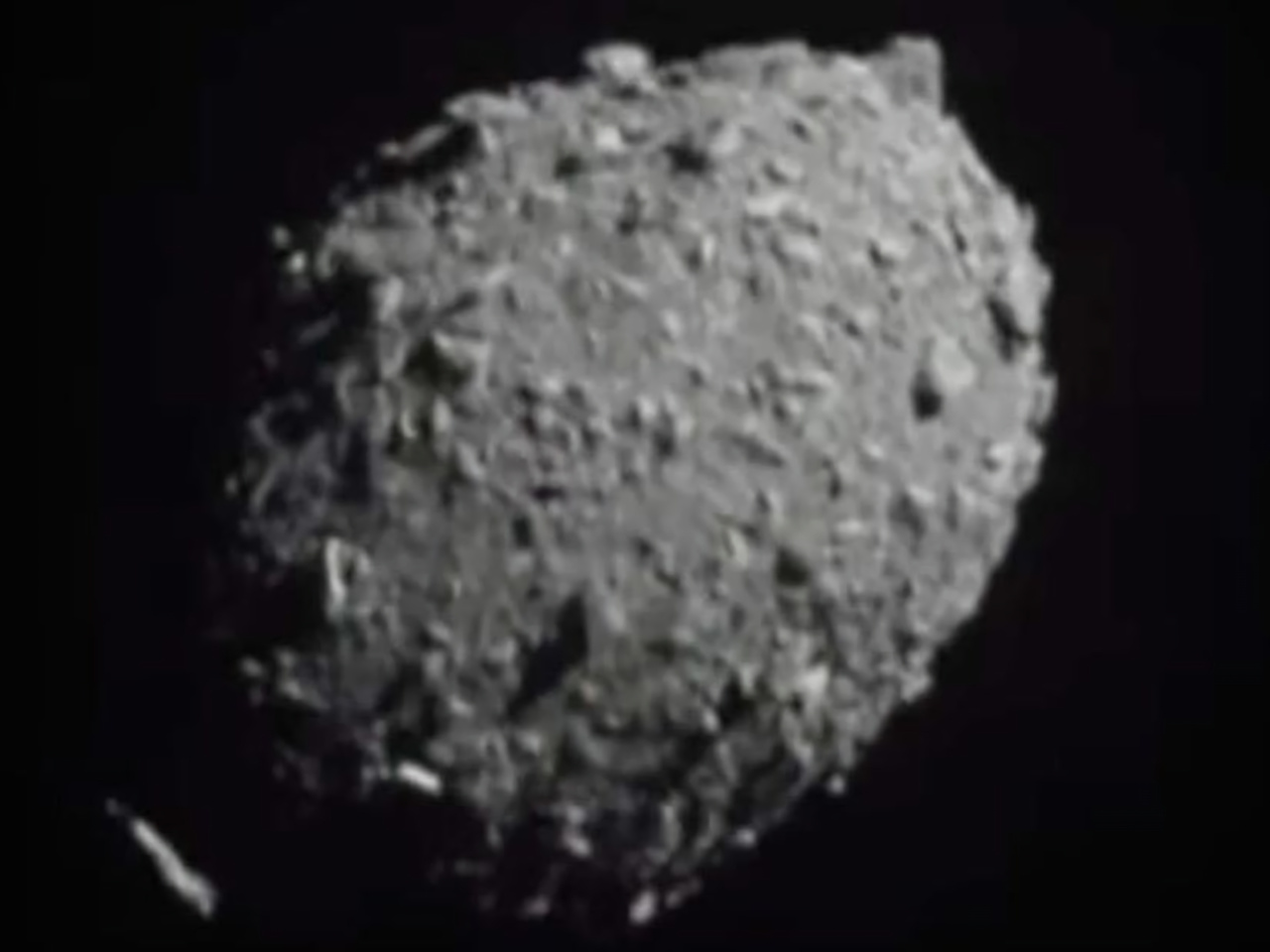 ＮＡＳＡ探査機の衝突実験、小惑星は「異なる天体」に　研究チーム