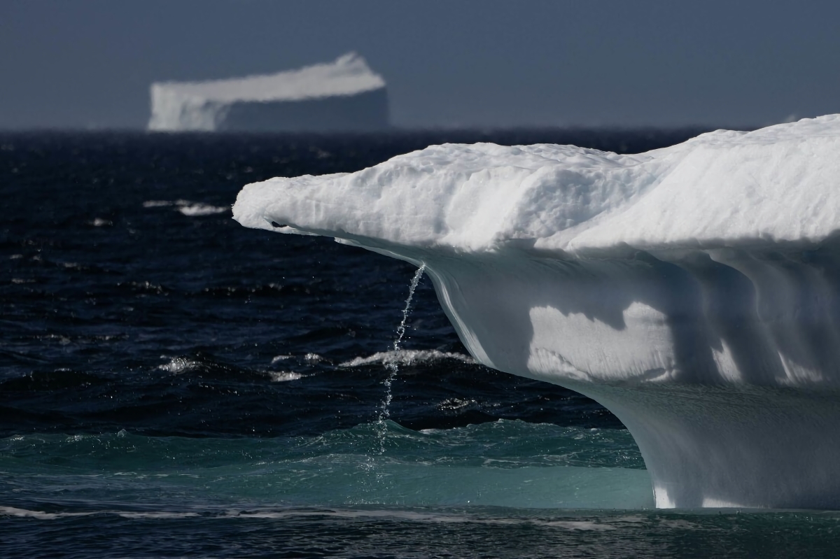フィヨルドの氷が解け流れ出る水＝２０２３年８月１２日、グリーンランドのフィヨルド/Olivier Morin/AFP/Getty Images