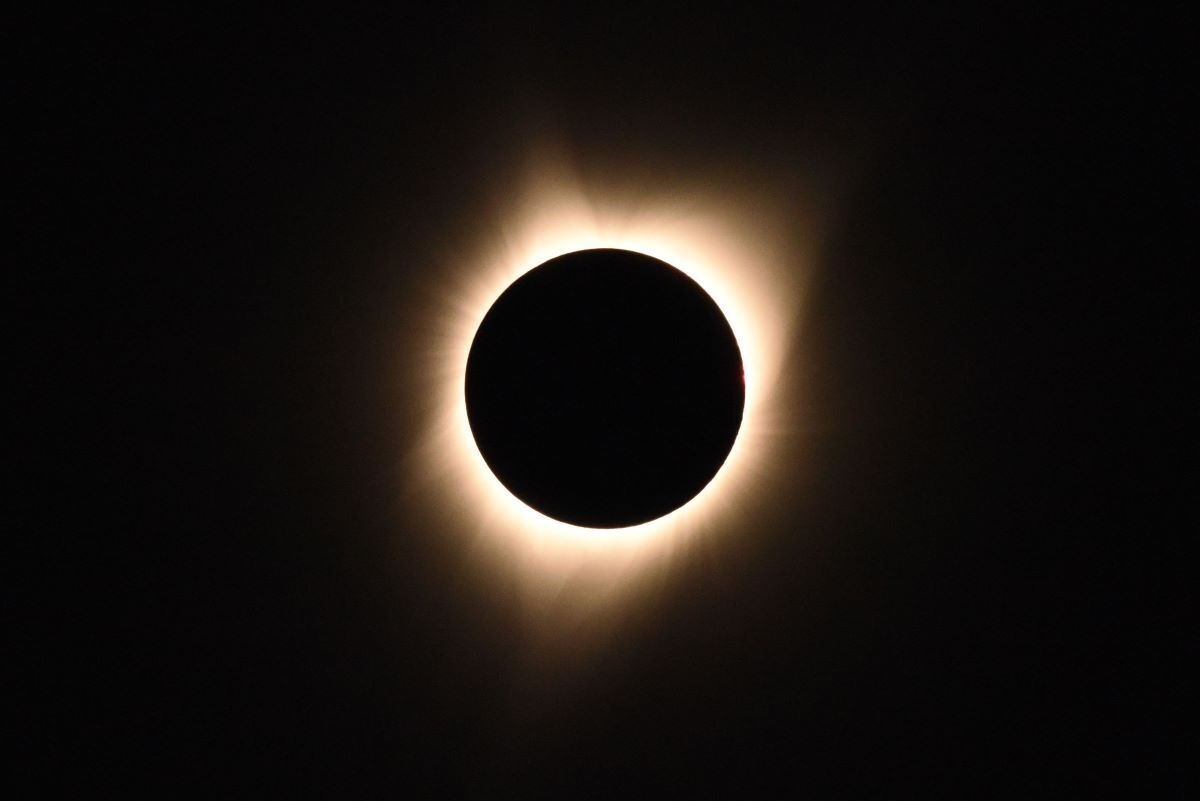 皆既日食の際に見られる太陽のコロナ。画像は２０１７年８月２１日、米オレゴン州で撮影