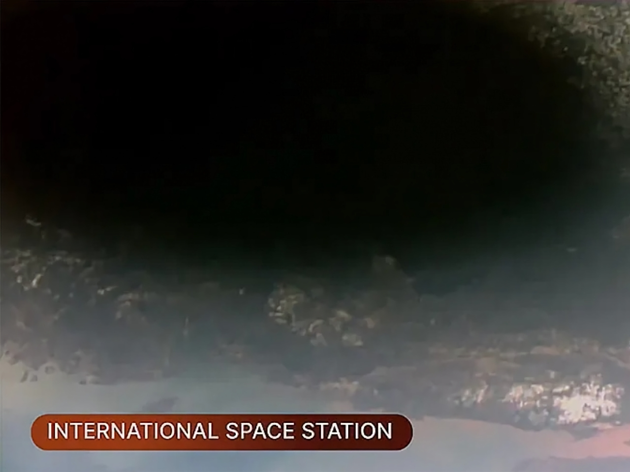 国際宇宙ステーションから見た皆既日食、月の影が地球に