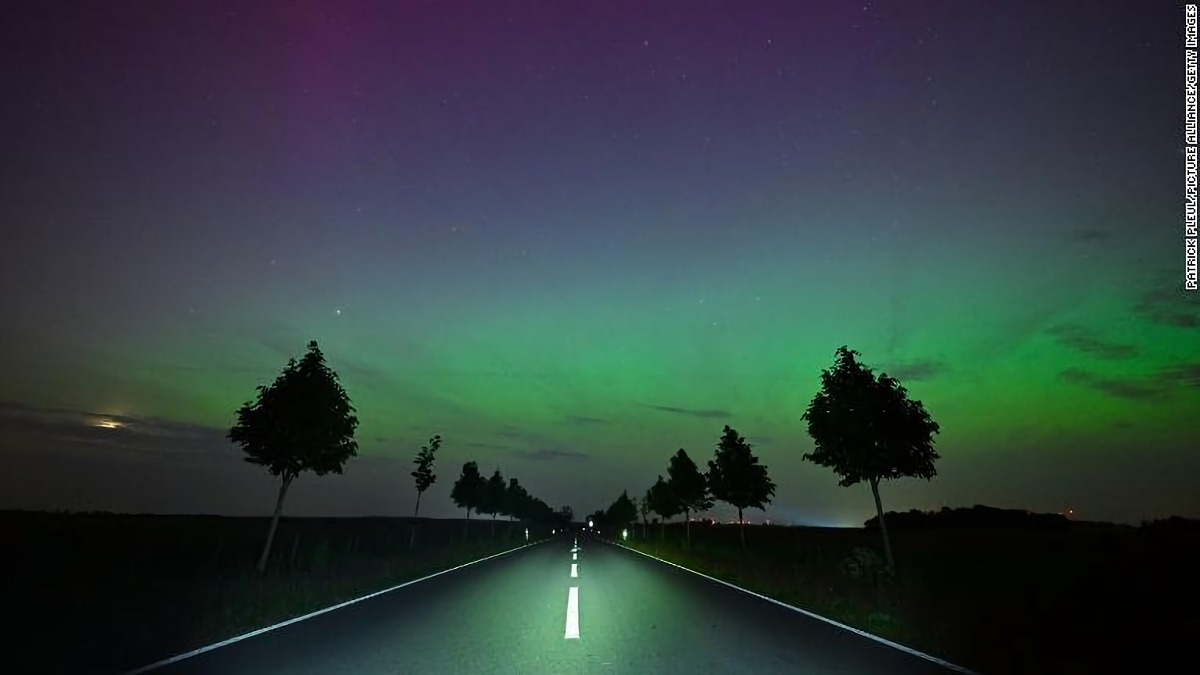 ドイツ・ブランデンブルクの夜空を彩る北極光/Patrick Pleul/picture alliance/Getty Images