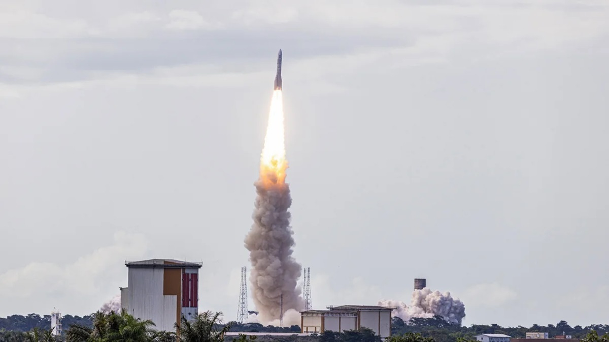 発射台から飛び立つロケット「アリアン６」＝９日、仏領ギアナのギアナ宇宙センター/Jody Amiet/AFP/Getty Images