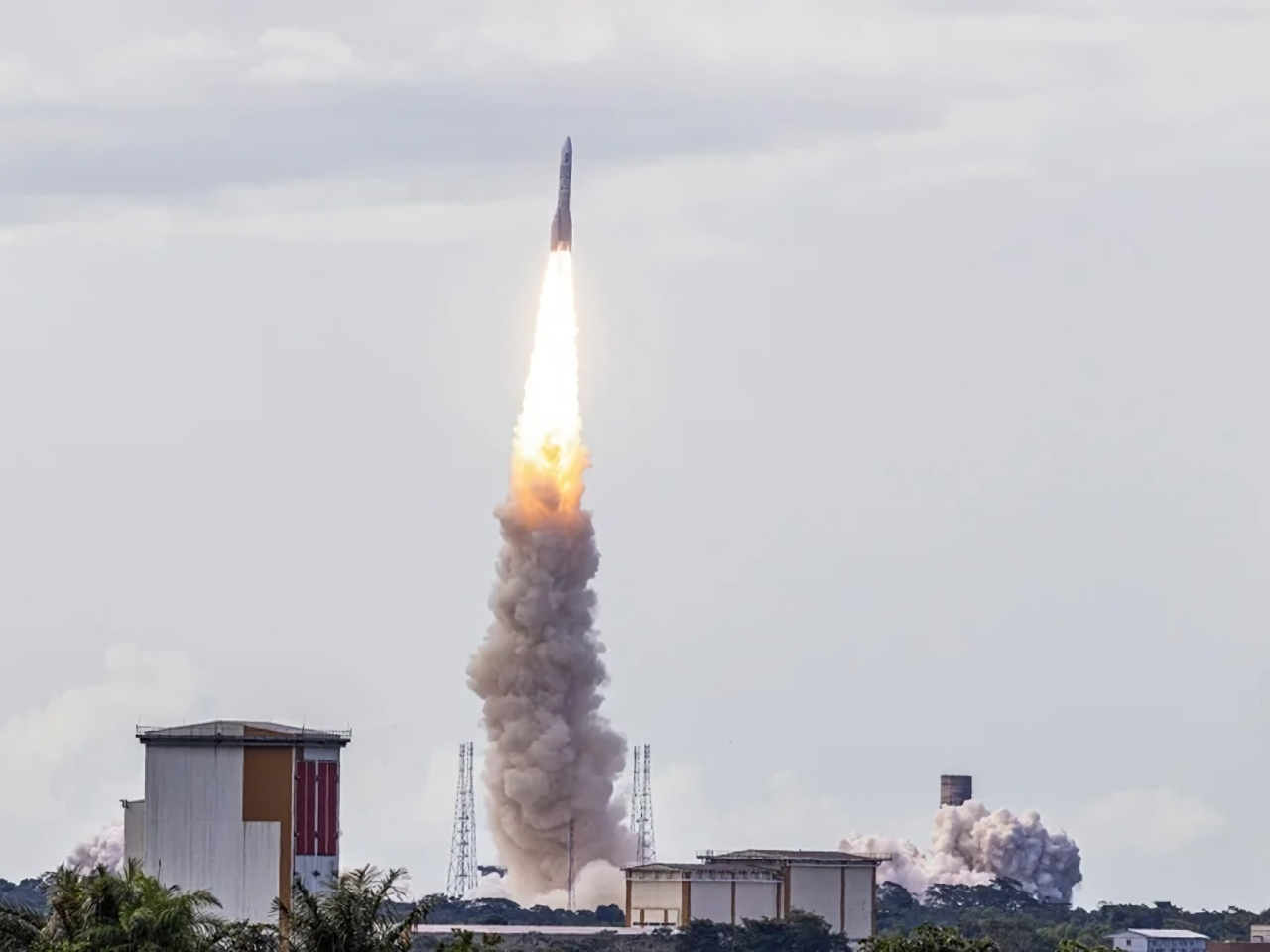 欧州の新型ロケット「アリアン６」、打ち上げ成功も大気圏突入前に異常発生